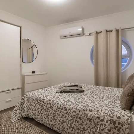 Cozy Flat Near Oura Beach Apartment